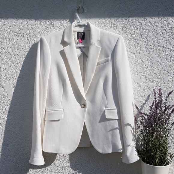 Vince Camuto Jackets & Blazers - VINCE CAMUTO white single button blazer